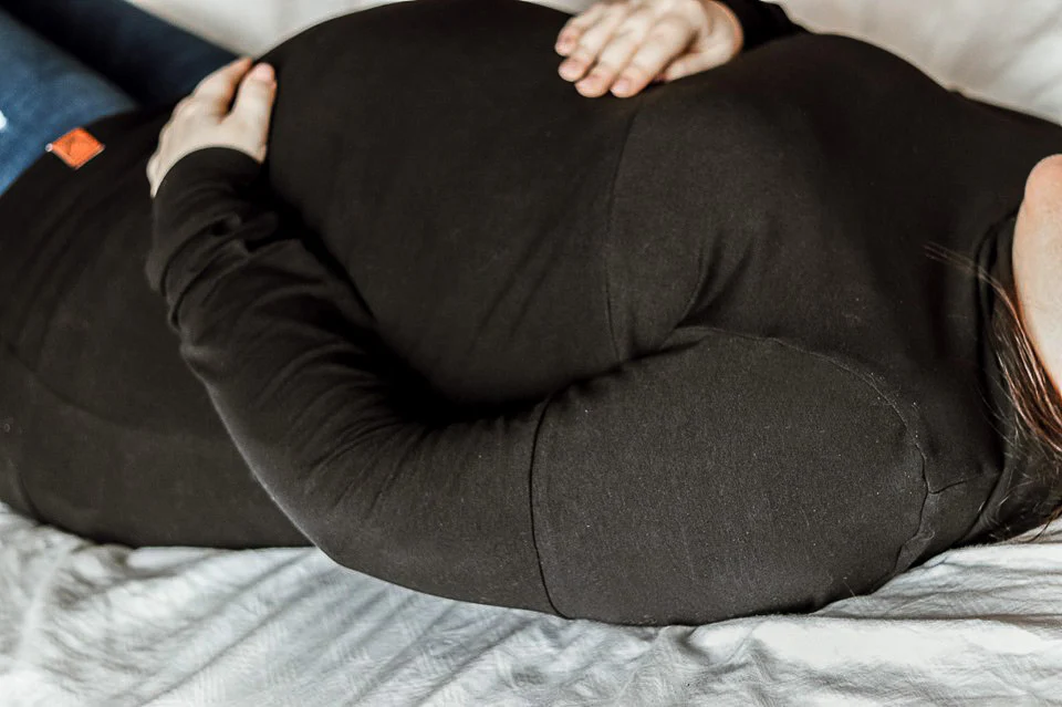 Hoodie de maternité et d'allaitement NOIR en coton biologique 3 en 1 – Image 4