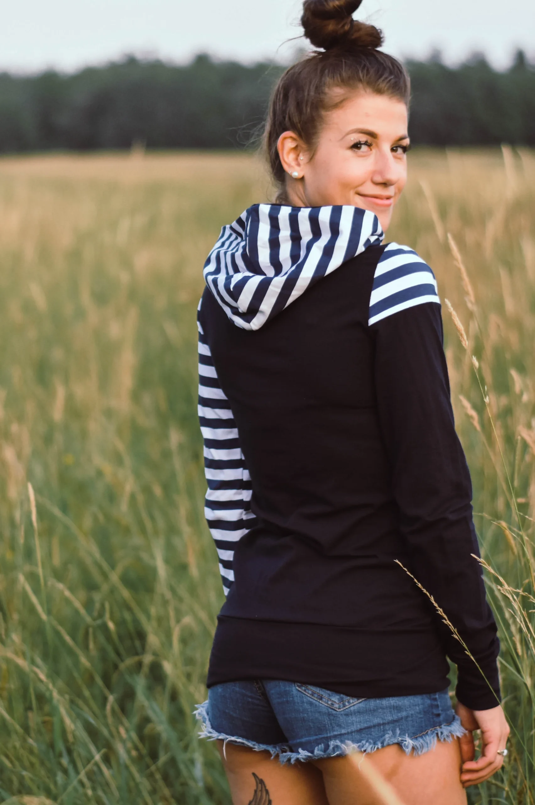 Hoodie de maternité et d'allaitement marine RAYÉ en coton biologique 3 en 1 (S uniquement) – Image 2