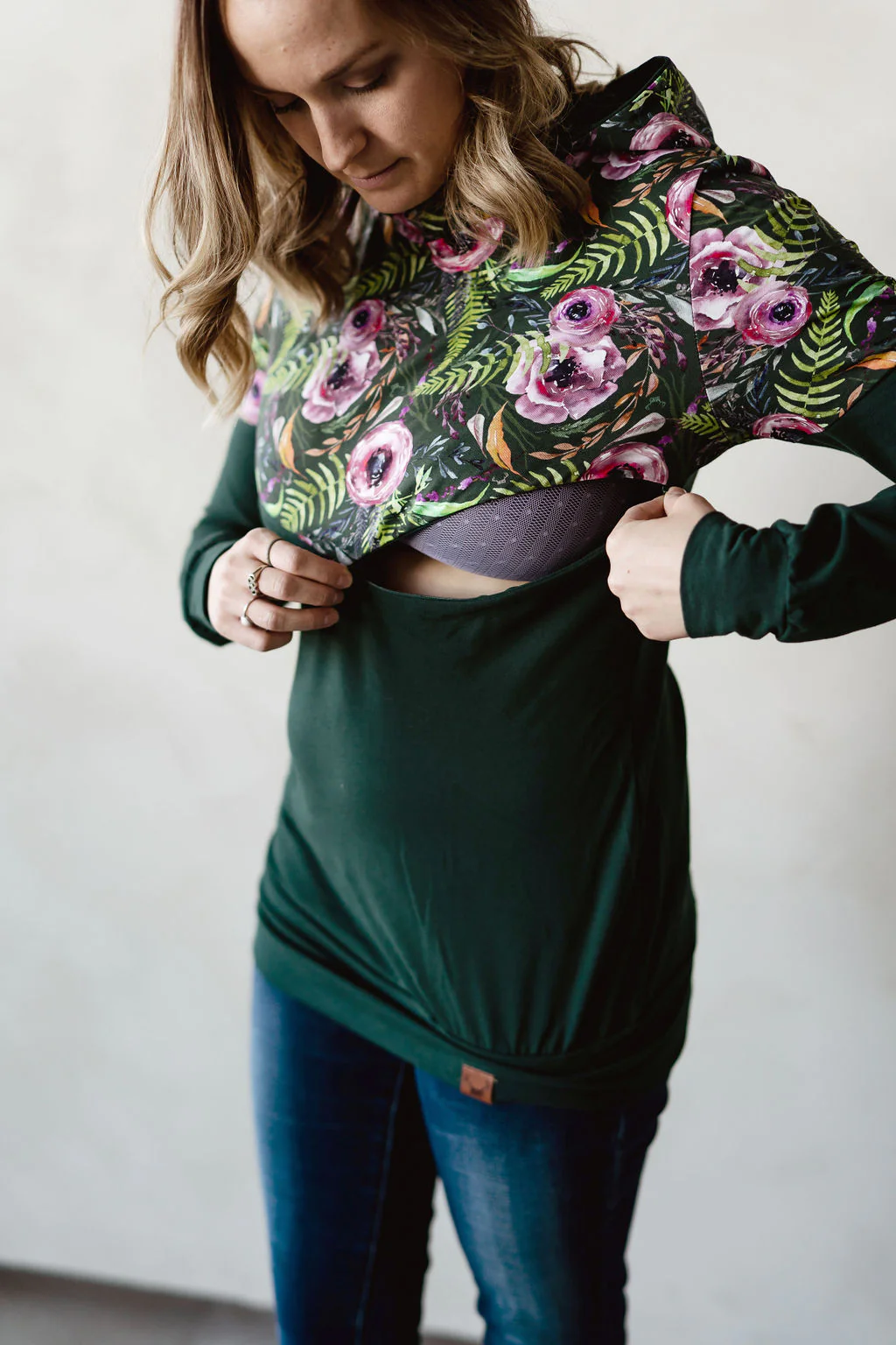 Hoodie de maternité et d'allaitement vert fleurs BUTTERCUP en coton biologique 3 en 1 – Image 2