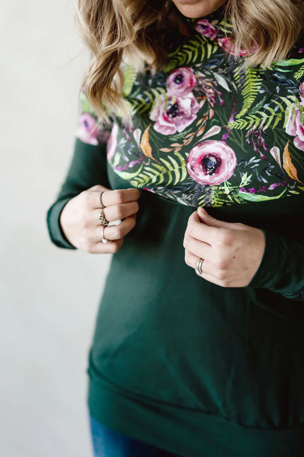 Hoodie de maternité et d'allaitement vert fleurs BUTTERCUP en coton biologique 3 en 1 – Image 3