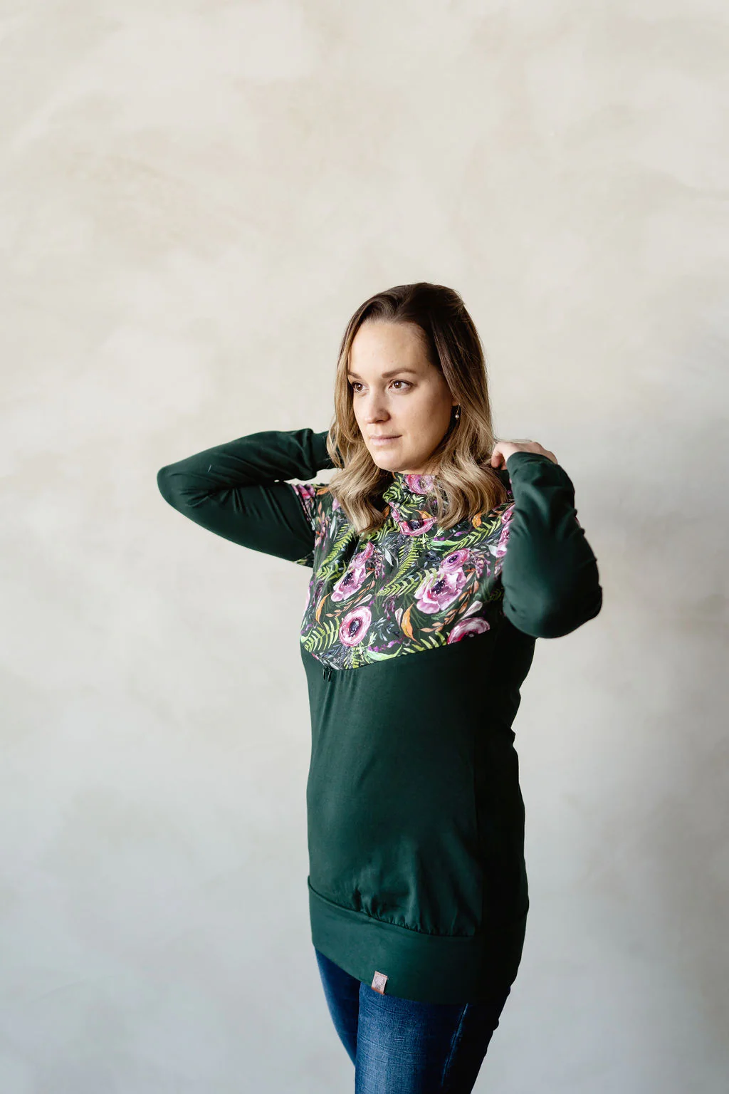 Hoodie de maternité et d'allaitement vert fleurs BUTTERCUP en coton biologique 3 en 1 – Image 4