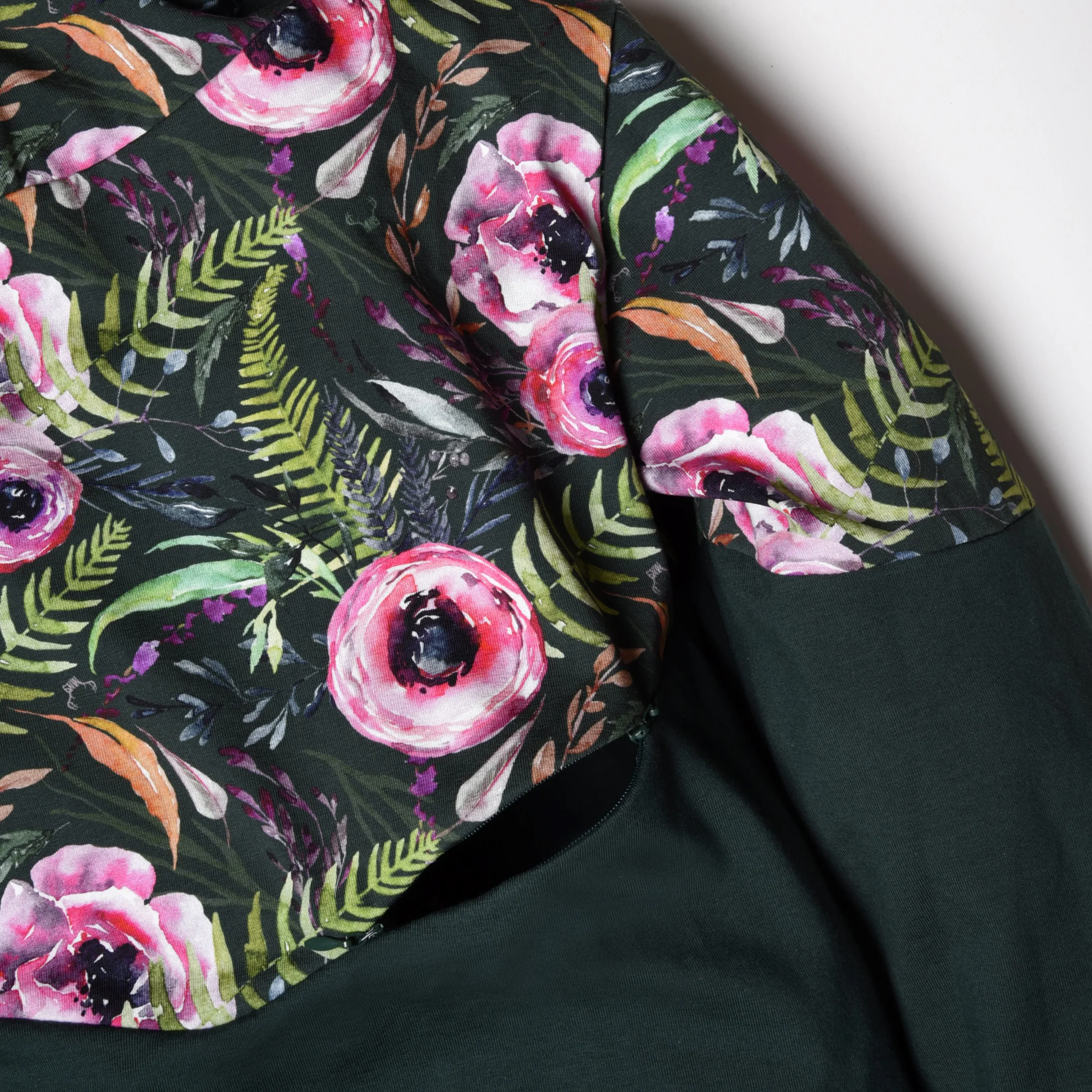 Hoodie de maternité et d'allaitement vert fleurs BUTTERCUP en coton biologique 3 en 1 – Image 6