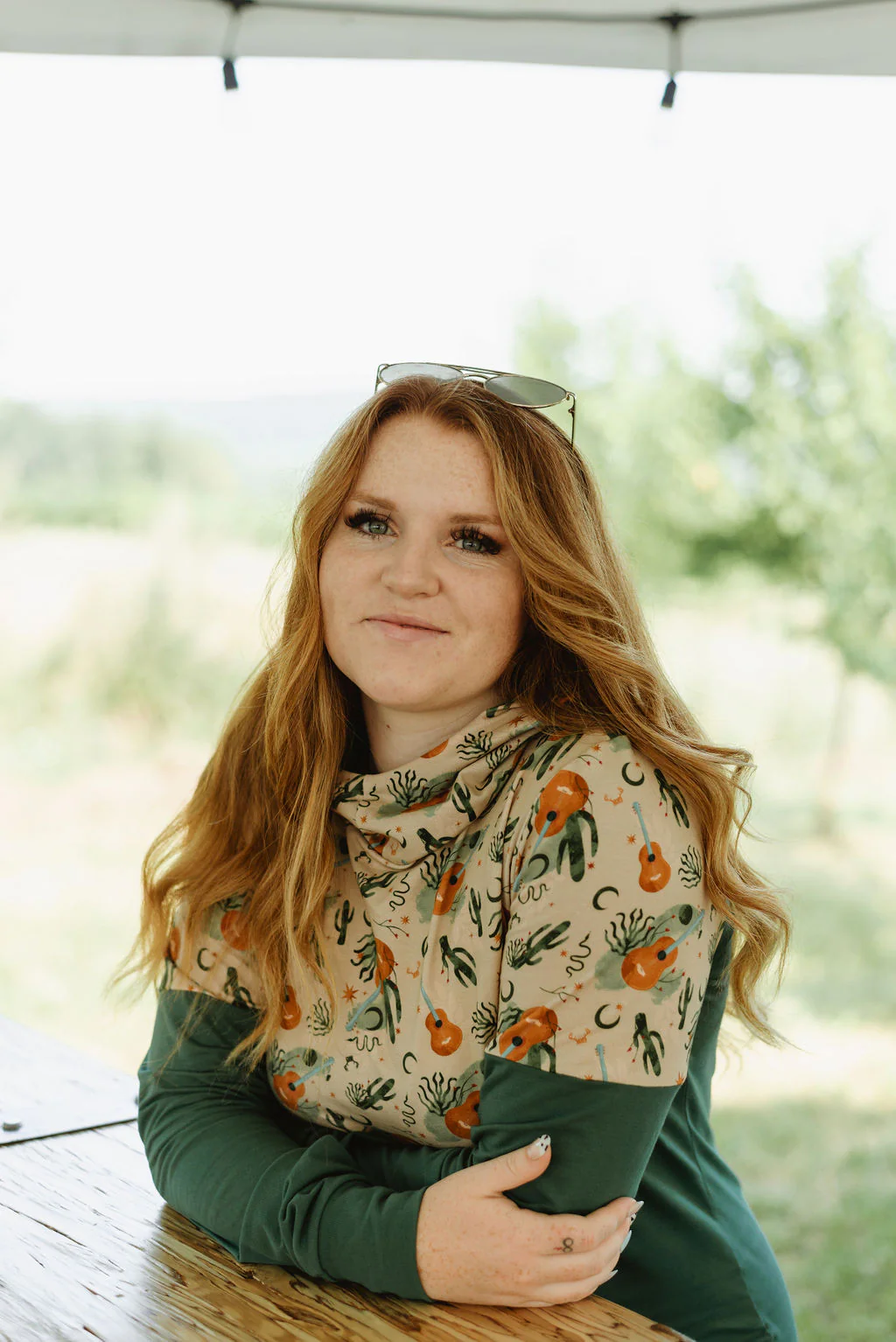 Hoodie de maternité et d'allaitement vert GUITARES en coton biologique 3 en 1 – Image 2