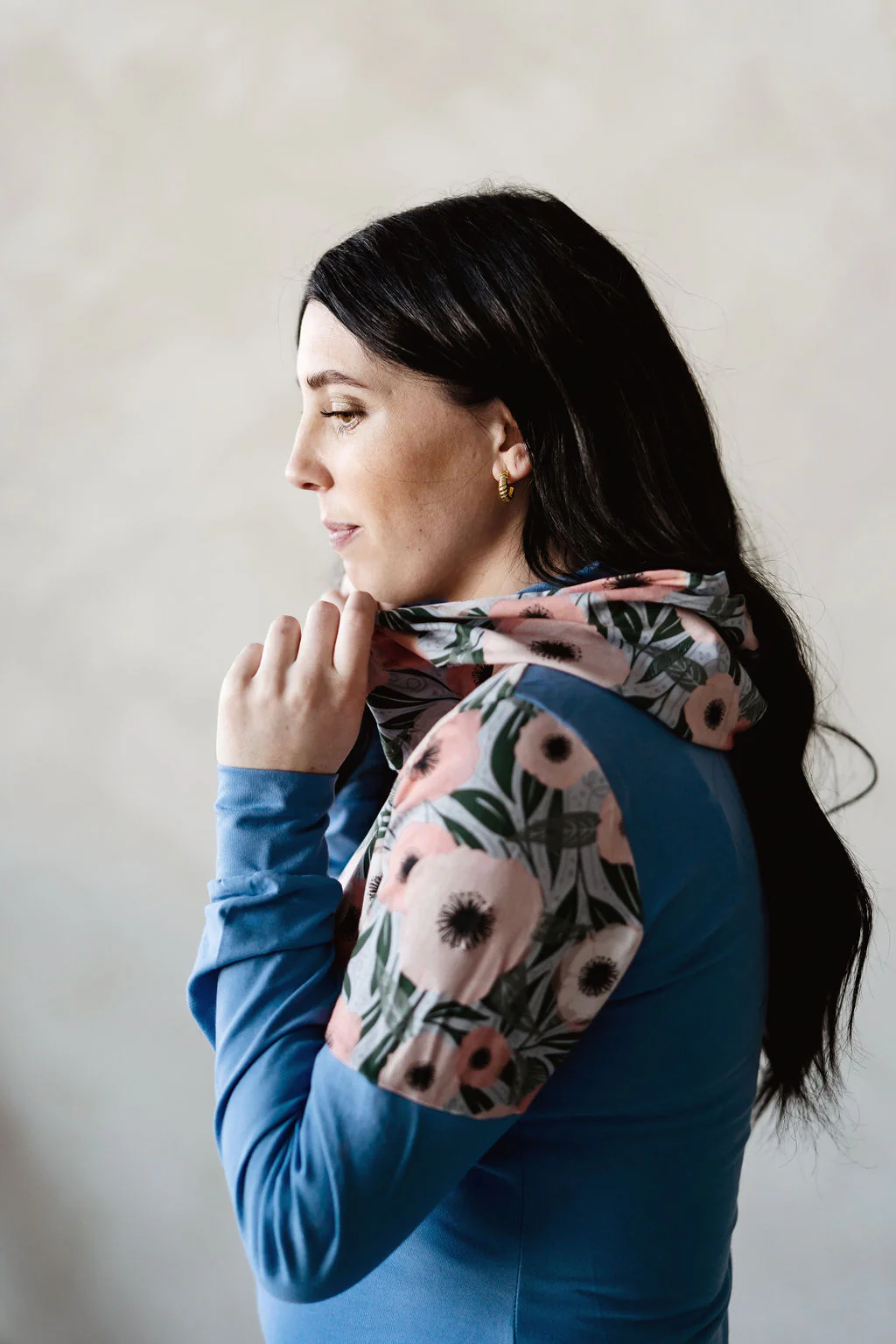 Hoodie de maternité et d'allaitement BLEU et fleurs CORAIL en coton biologique 3 en 1 – Image 3