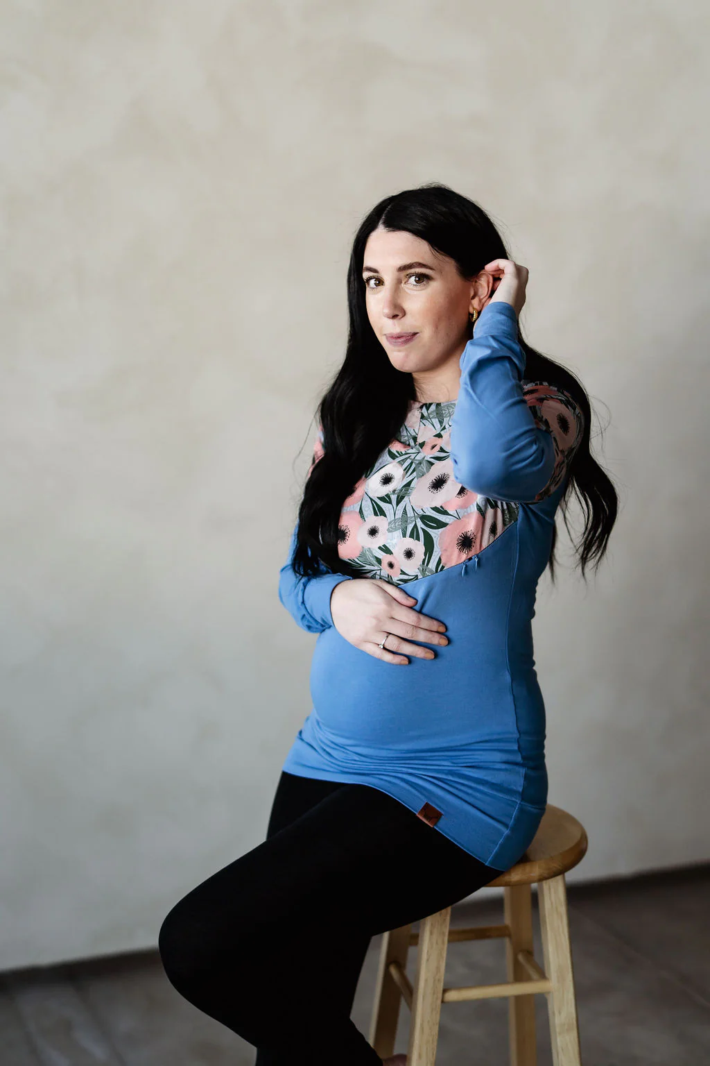 Hoodie de maternité et d'allaitement BLEU et fleurs CORAIL en coton biologique 3 en 1 – Image 5