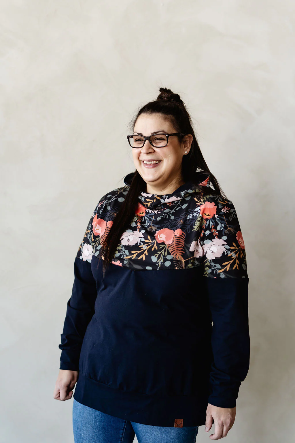 Hoodie de maternité et d'allaitement fleurs marine PIVOINE en coton biologique 3 en 1 – Image 8