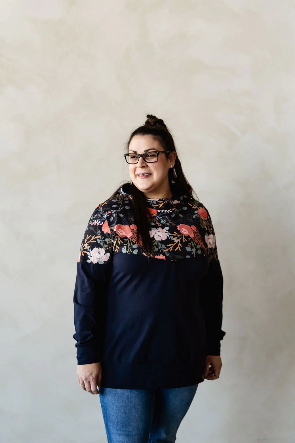 Hoodie de maternité et d'allaitement fleurs marine PIVOINE en coton biologique 3 en 1 – Image 9