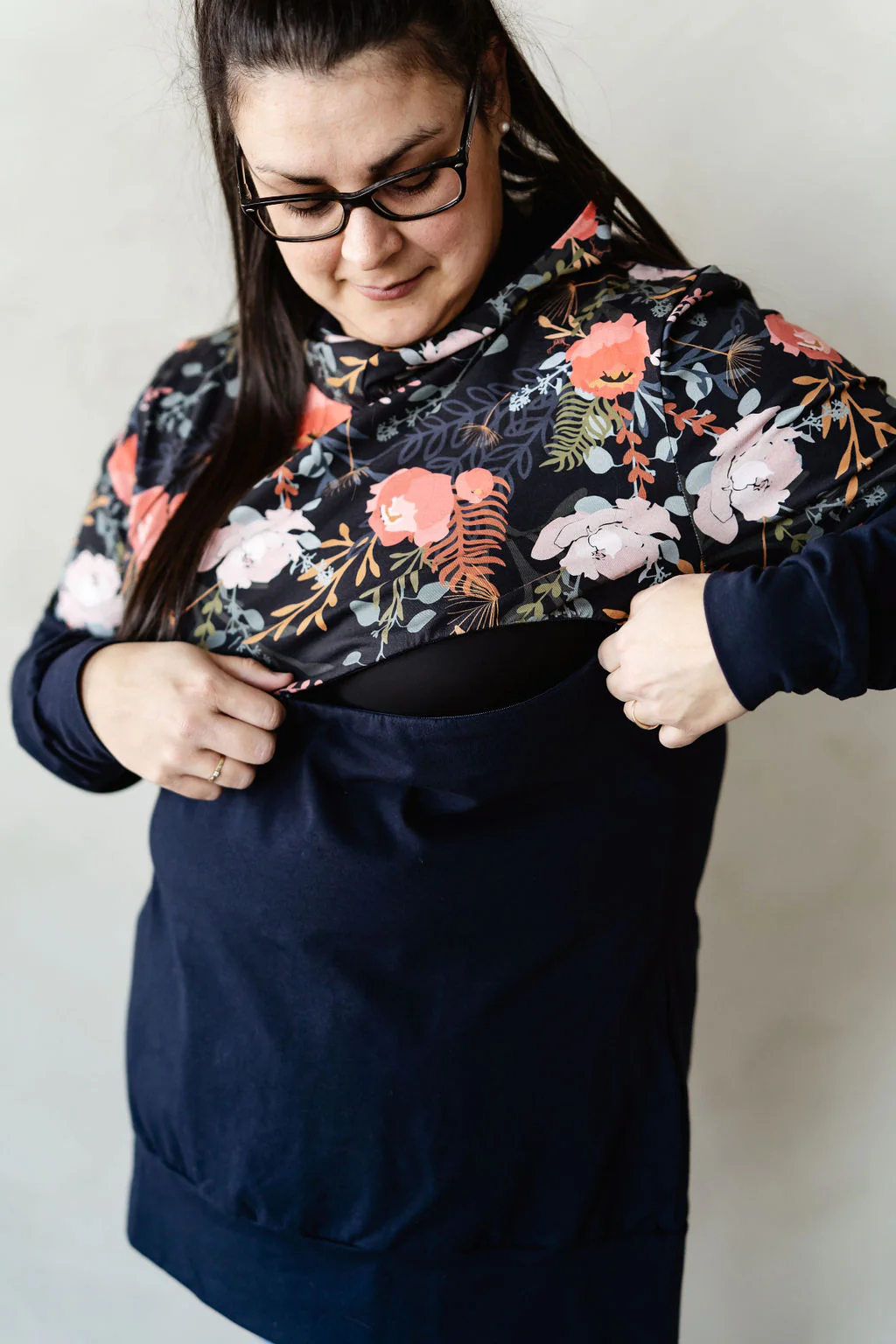 Hoodie de maternité et d'allaitement fleurs marine PIVOINE en coton biologique 3 en 1 – Image 5