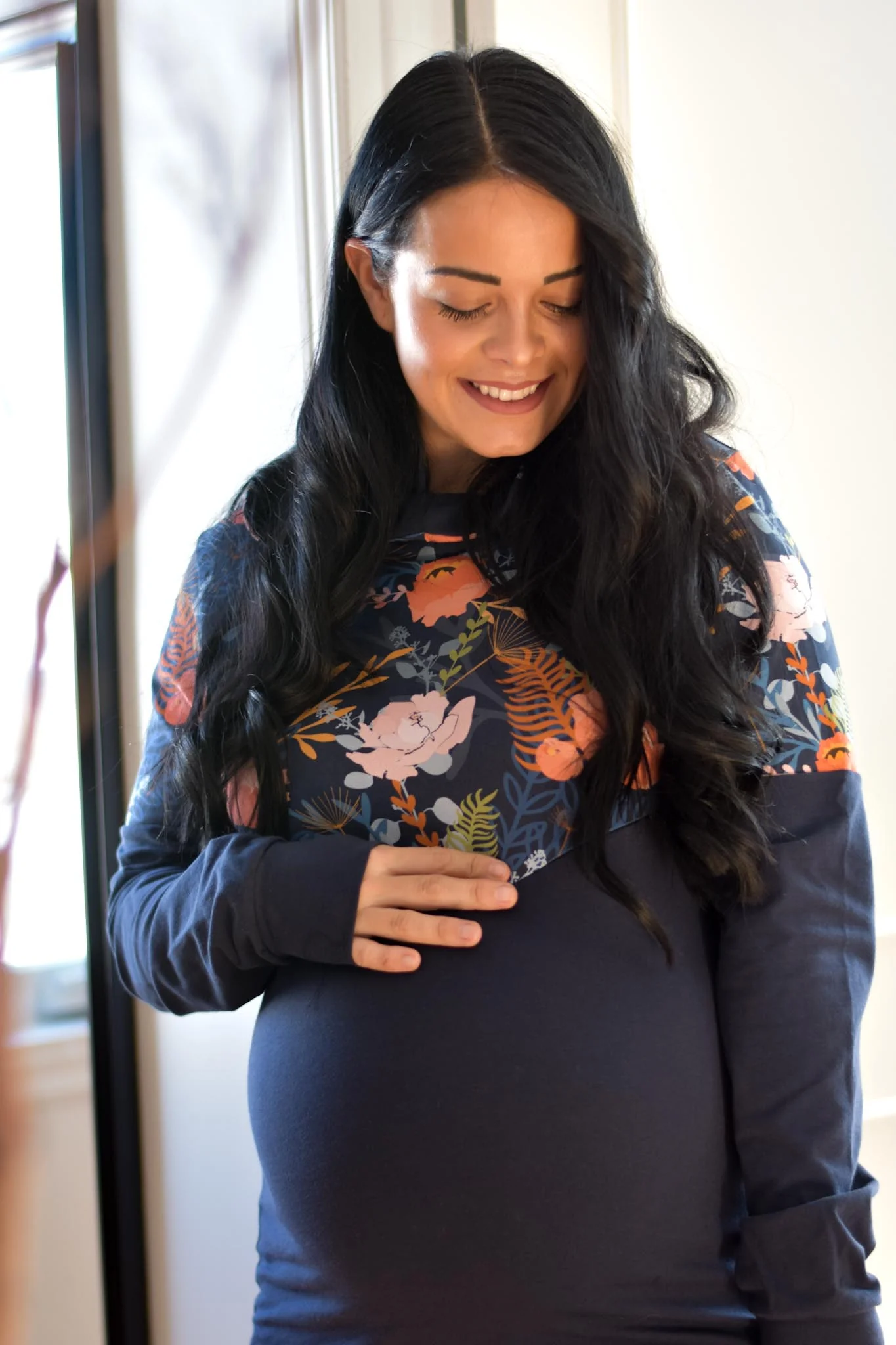 Hoodie de maternité et d'allaitement fleurs marine PIVOINE en coton biologique 3 en 1 – Image 4