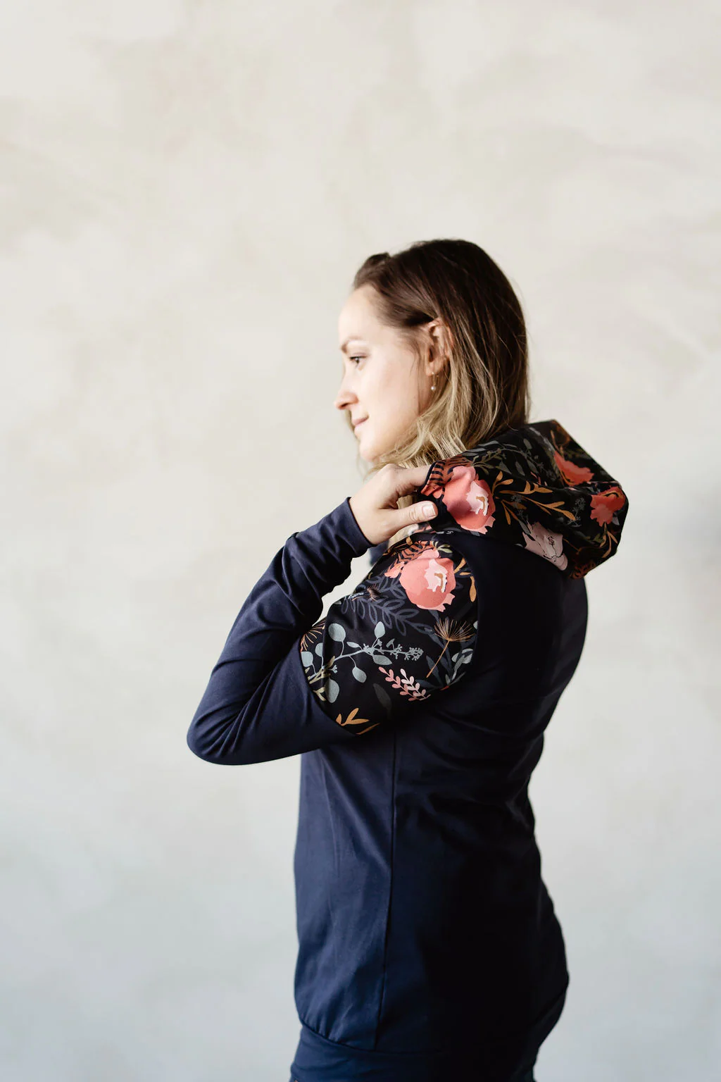 Hoodie de maternité et d'allaitement fleurs marine PIVOINE en coton biologique 3 en 1 – Image 6