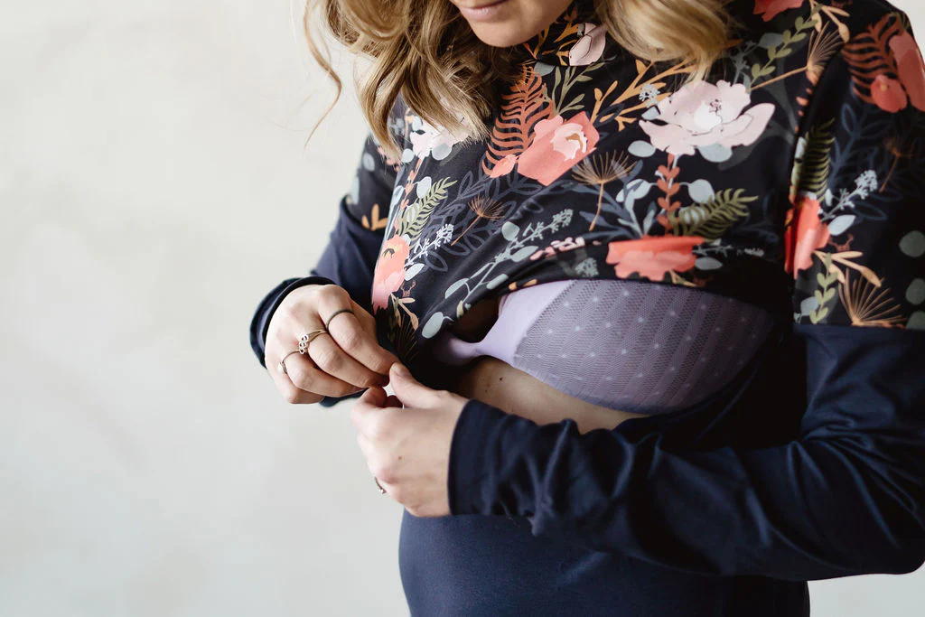 Hoodie de maternité et d'allaitement fleurs marine PIVOINE en coton biologique 3 en 1 – Image 3