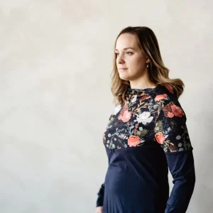 Hoodie de maternité et d'allaitement fleurs marine PIVOINE en coton biologique 3 en 1