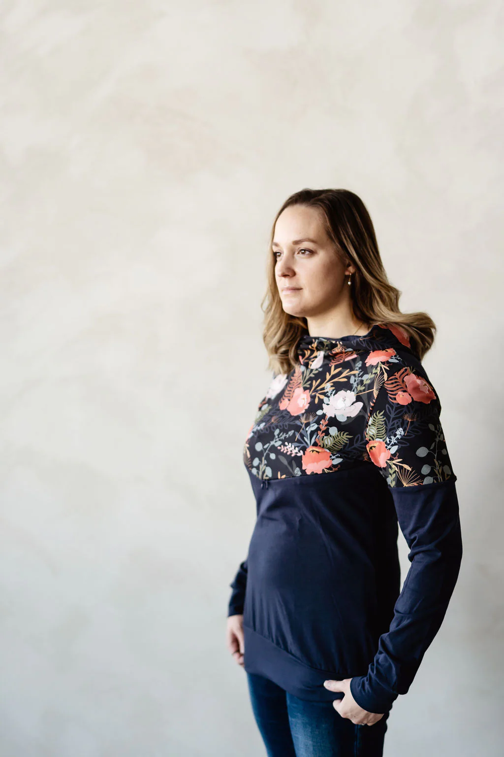Hoodie de maternité et d'allaitement fleurs marine PIVOINE en coton biologique 3 en 1