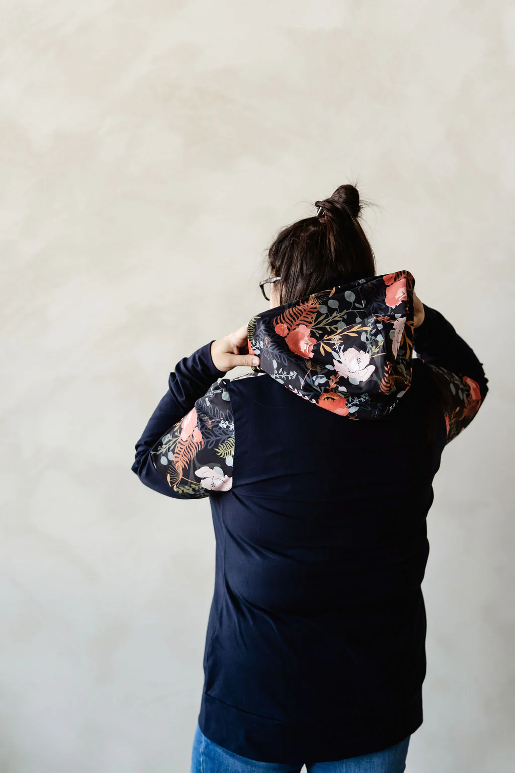 Hoodie de maternité et d'allaitement fleurs marine PIVOINE en coton biologique 3 en 1 – Image 7