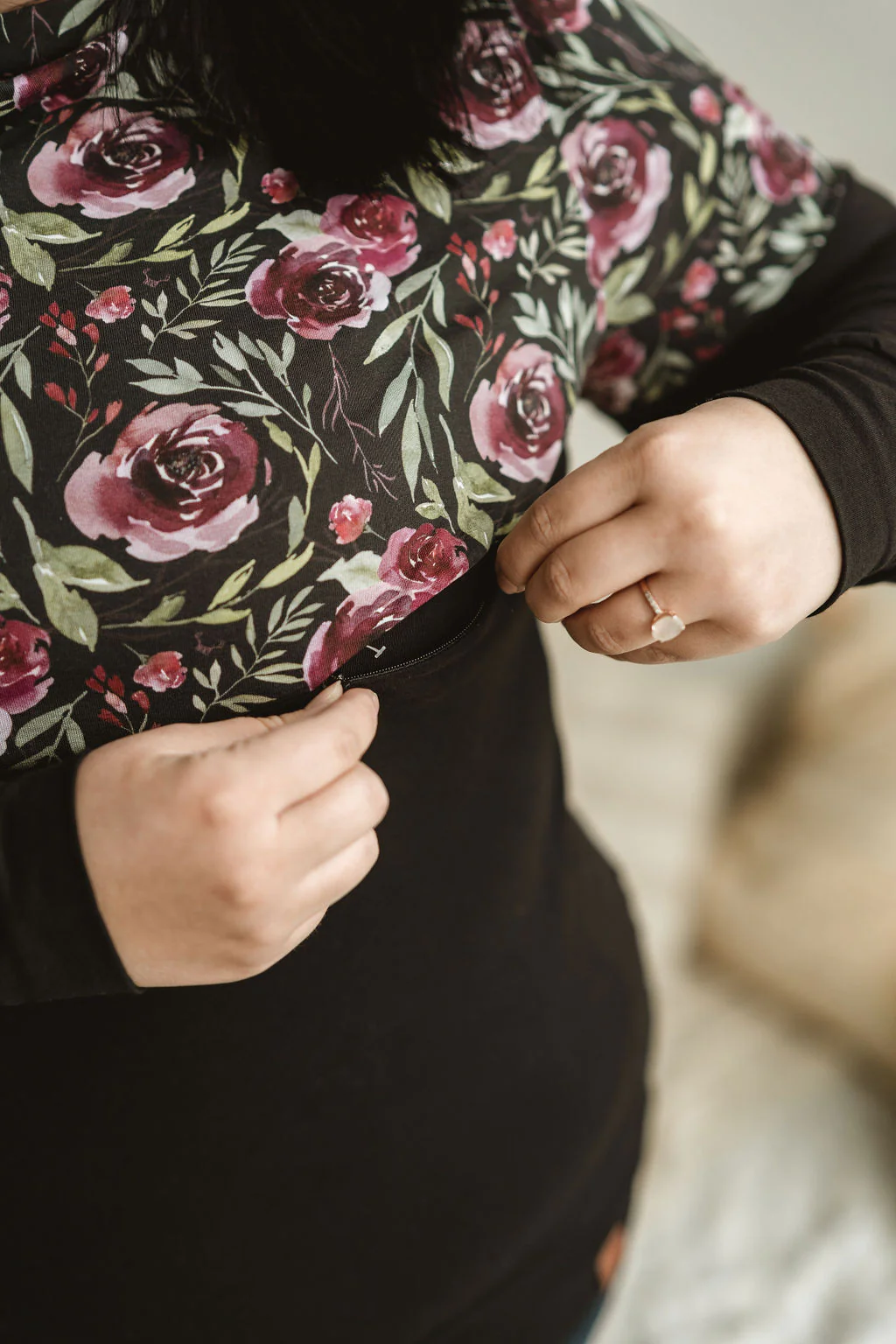 Hoodie de maternité et d'allaitement fleurs BOURGOGNE en coton biologique 3 en 1 (XS à M uniquement) – Image 9