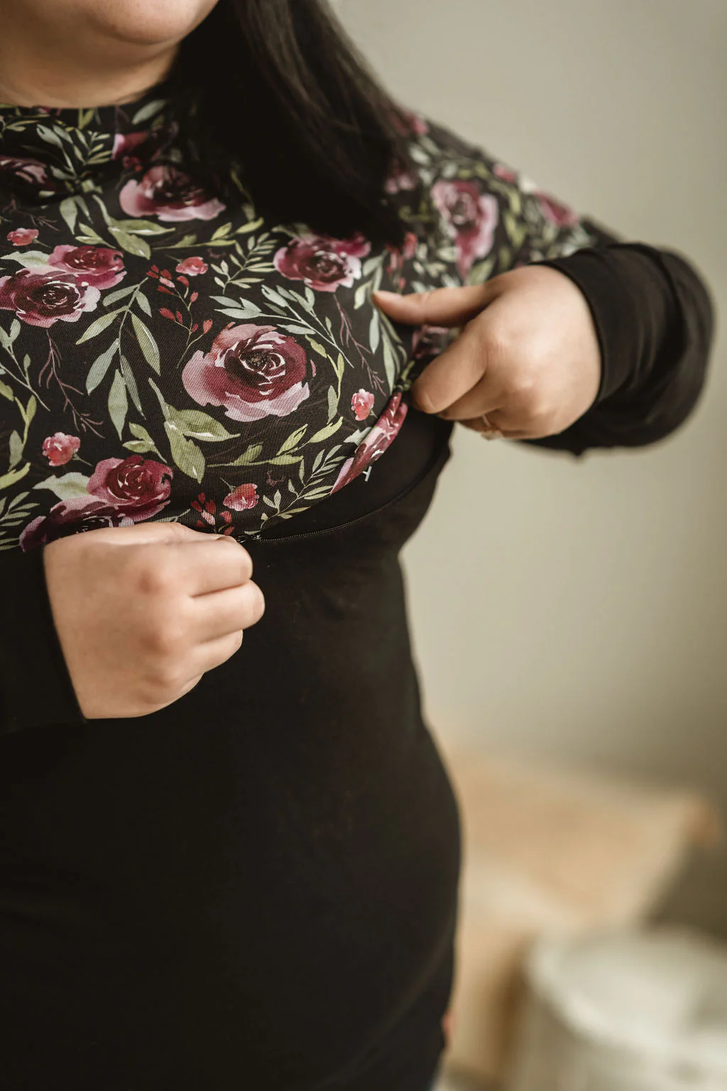 Hoodie de maternité et d'allaitement fleurs BOURGOGNE en coton biologique 3 en 1 (XS à M uniquement) – Image 3