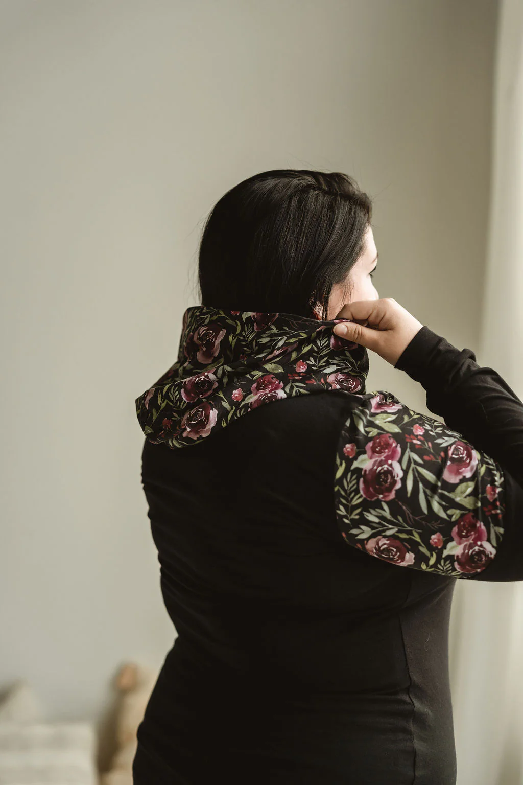 Hoodie de maternité et d'allaitement fleurs BOURGOGNE en coton biologique 3 en 1 (XS à M uniquement) – Image 5