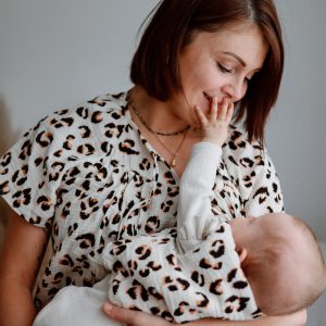 Blouse allaitement manches courtes imprimé léopard – dernières tailles M et XL