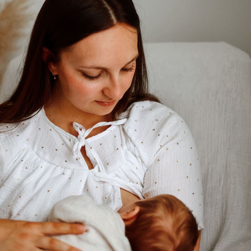 Blouse allaitement – gaze de coton blanc imprimée plumettes dorées – dernières pièces taille M – Image 3