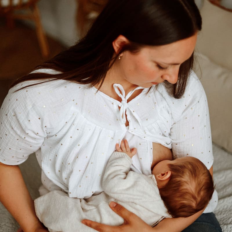 Blouse allaitement – gaze de coton blanc imprimée plumettes dorées – dernières pièces taille M – Image 2