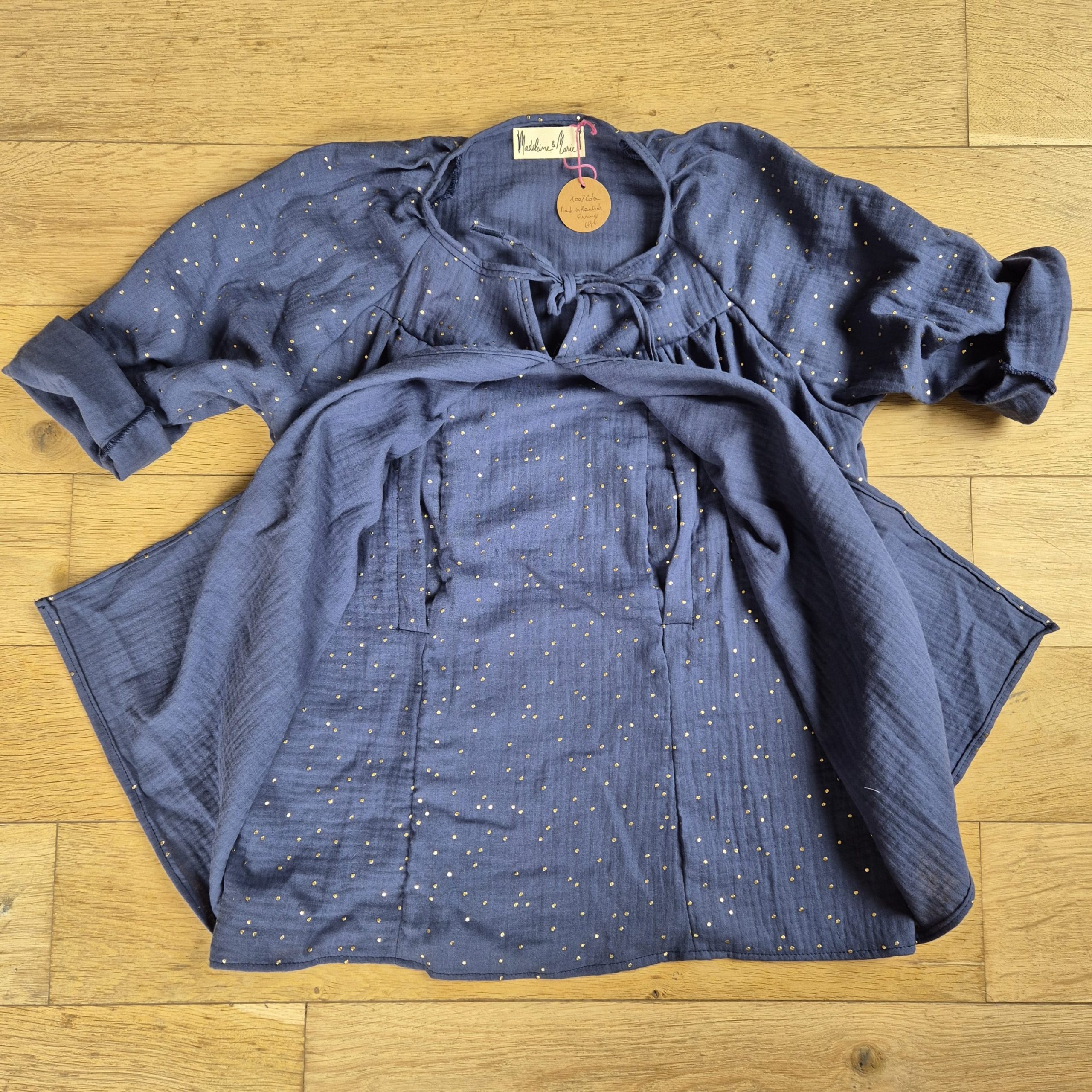 Blouse allaitement – gaze de coton Oekotex – bleu indigo pois dorés – Image 3