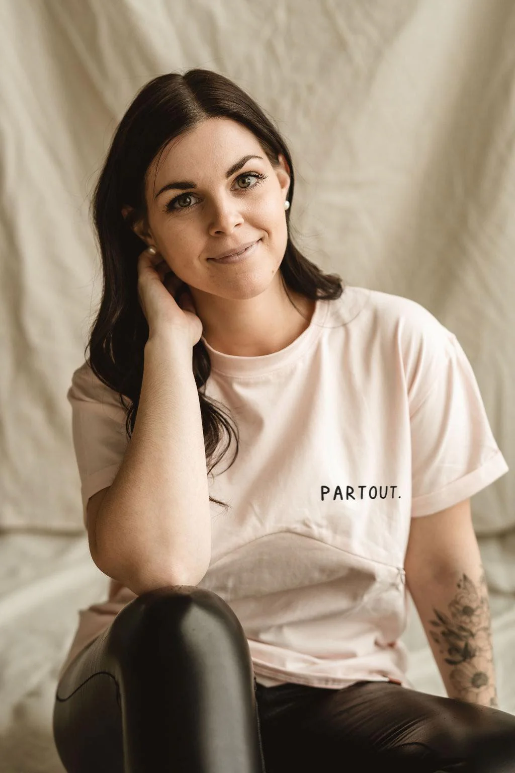 T-shirt de maternité et d'allaitement ROSE IMPRIMÉ Partout en coton biologique 3 en 1, coupe ample – Image 5