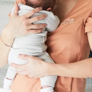 T-shirt col V 'Pretty WOMUM’