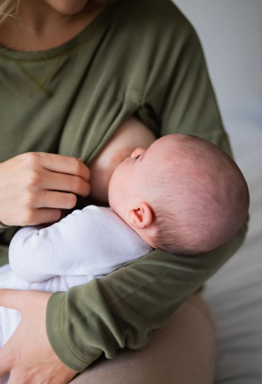 T-shirt d'allaitement Manches Longues / Haut de pyjama d'allaitement LOUNGE Olive Branch – Image 3